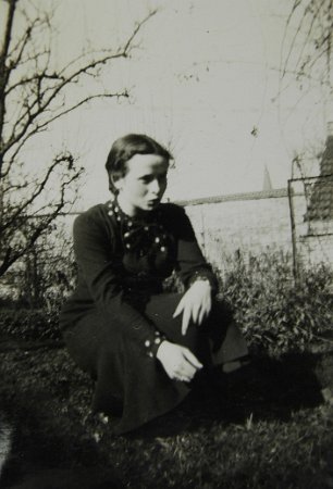 1935 - Marie-Francoise Falisse jardin jumet.jpg